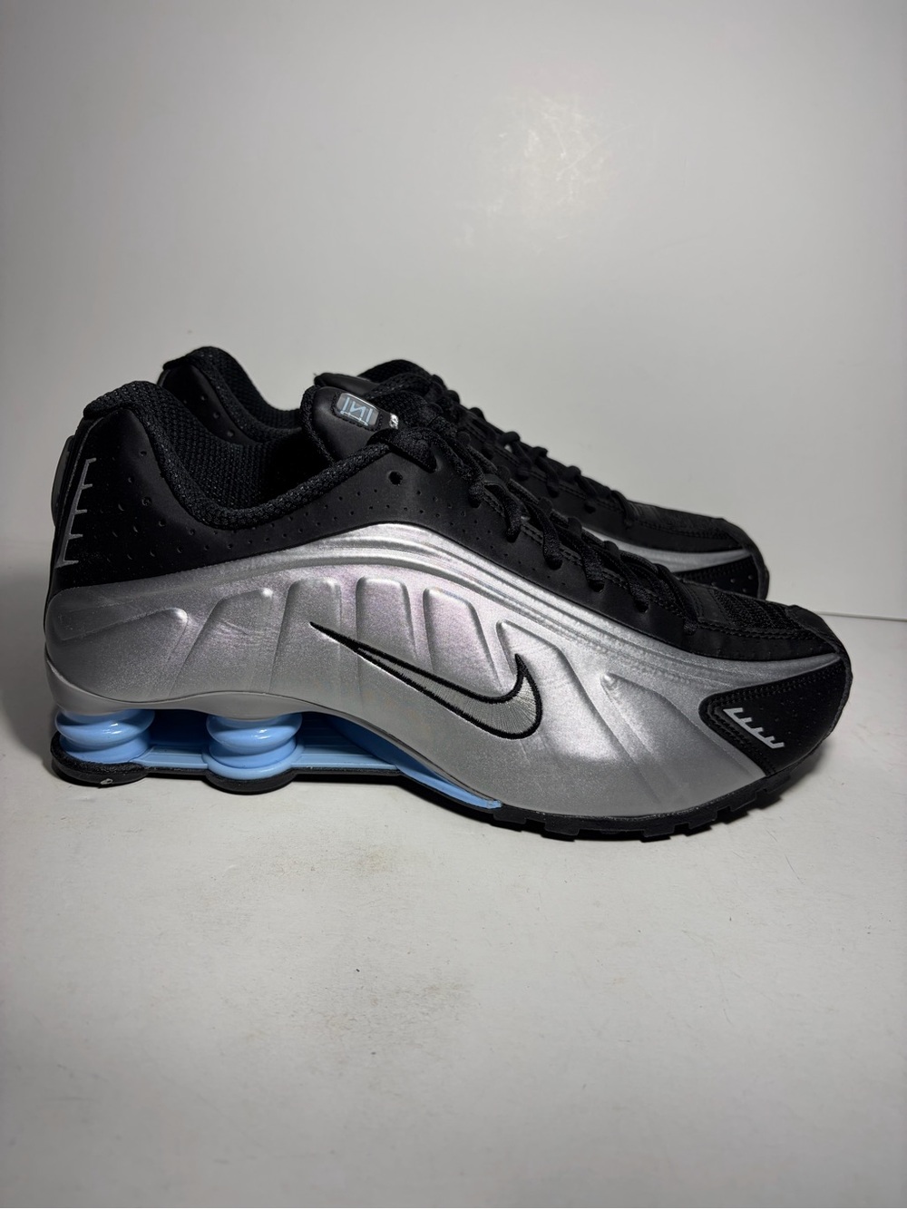 Nike Shox R4 Metallic Silver/Black/Psychic Blue Men US 10 Sneakers HQ1988-004